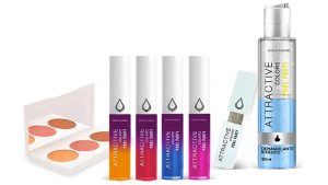 Conjunto de produtos de maquiagem da marca Attractive Colors, incluindo batons líquidos coloridos, uma paleta de blush, um demaquilante bifásico e um esmalte.