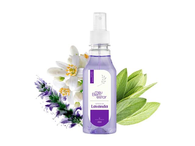 Frasco de spray "Meu Bem Estar" essência de lavanda com fundo decorado por flores e folhas aromáticas.