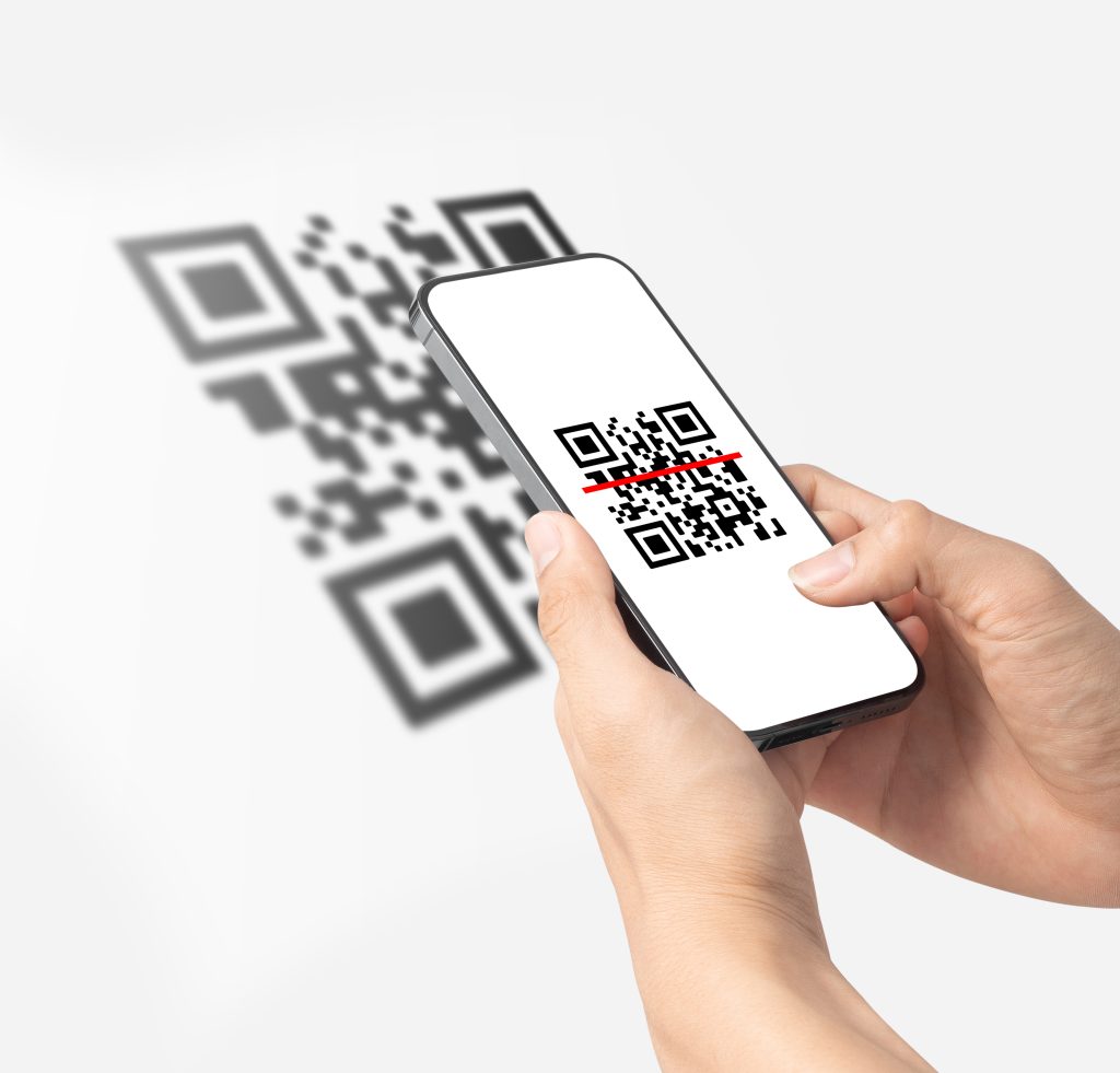Pessoa usando smartphone para escanear código QR.