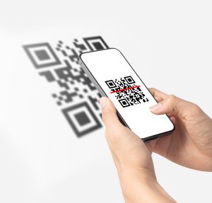 Pessoa usando smartphone para escanear código QR.